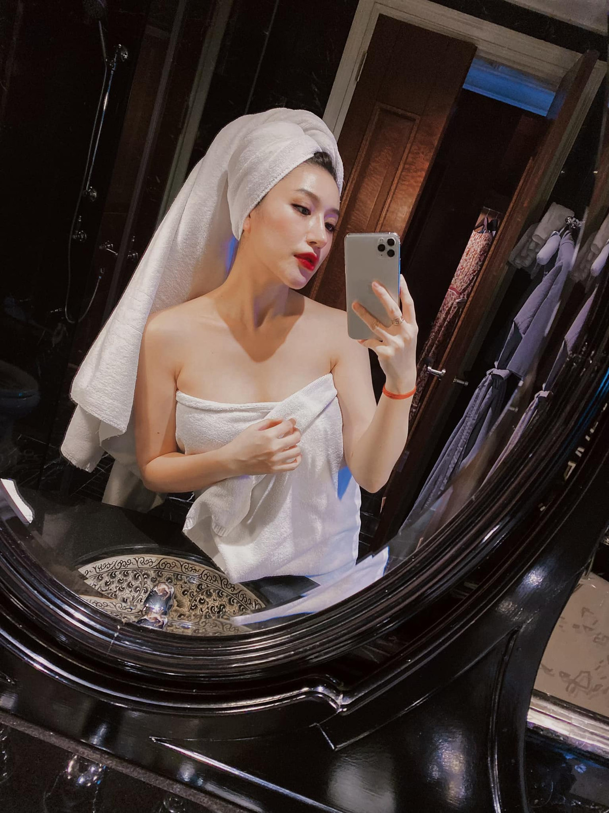 Bà mẹ 9X trang điểm khá nhẹ nhàng nhưng vẫn tôn lên thần thái sang chảnh, tự tin diện đồ nóng bỏng khoe thân hình quyến rũ.