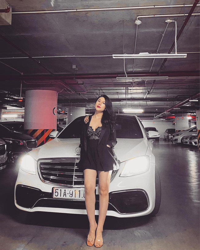 Vân Navy (sinh năm 1990) là hot girl Hà thành đình đám được biết đến nhiều với vai diễn "phù thủy" trong series sitcom "5S Online" và "Nhật ký Vàng Anh 2".