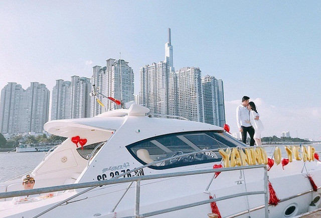 Cặp đôi từng gây chú ý với lễ kỉ niệm ngày yêu nhau trên một chiếc du thuyền sang trọng.