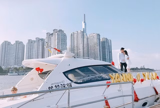 Cặp đôi từng gây chú ý với lễ kỉ niệm ngày yêu nhau trên một chiếc du thuyền sang trọng.