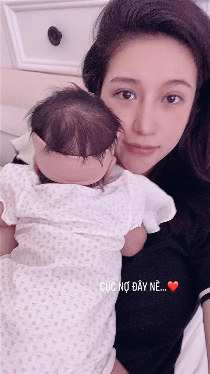 Sau gần 1 tháng ở cữ, mới đây Vân Navy bất ngờ khoe khoảnh khắc ôm con vào lòng khiến dân tình trầm trồ. Có thể thấy, dù mặt mộc nhưng côvẫn khiến hội chị em xuýt xoa khi sở hữu làn da trắng sáng, không tỳ vết.