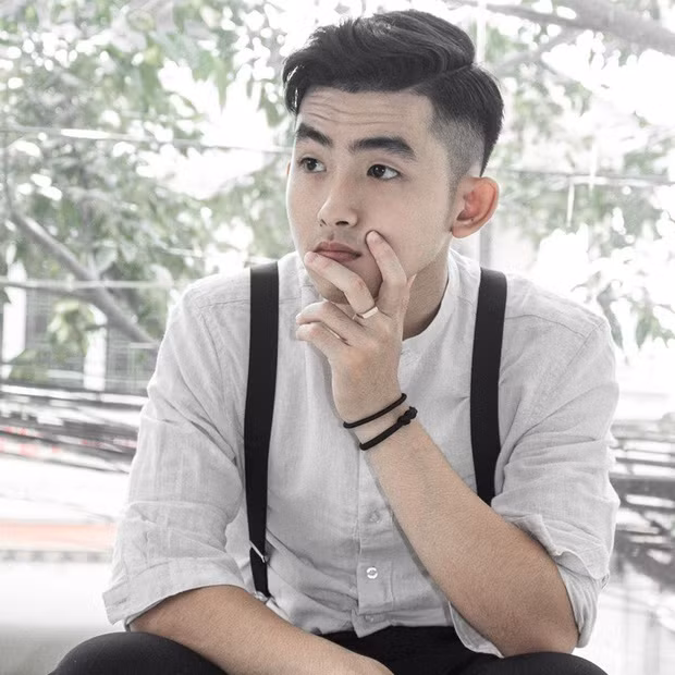 Ngoài đời, chàng trai này có ngoại hình cực chuẩn và gương mặt không khác gì idol Hàn Quốc.