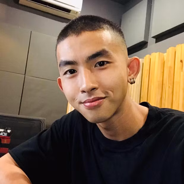 Xuất hiện trong chương trình Rap Việt, chàng rapper này đã cạo râu với ngoại hình cực kỳ chải chuốt, nhan sắc của anh chàng dường như được thăng hạng vượt bậc.