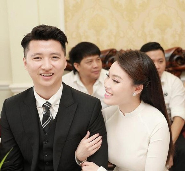 Hiện tại, vụ việc giữa nữ giảng viên xinh đẹp và hot boy diễn viên nổi tiếng vẫn nhận được sự quan tâm rất lớn từ dân tình.