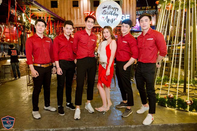 76 Garage phục vụ chủ yếu các món ăn Thái như salad đu đủ với tôm chiên giòn, mì xào với thịt gà và súp xương heo cay.