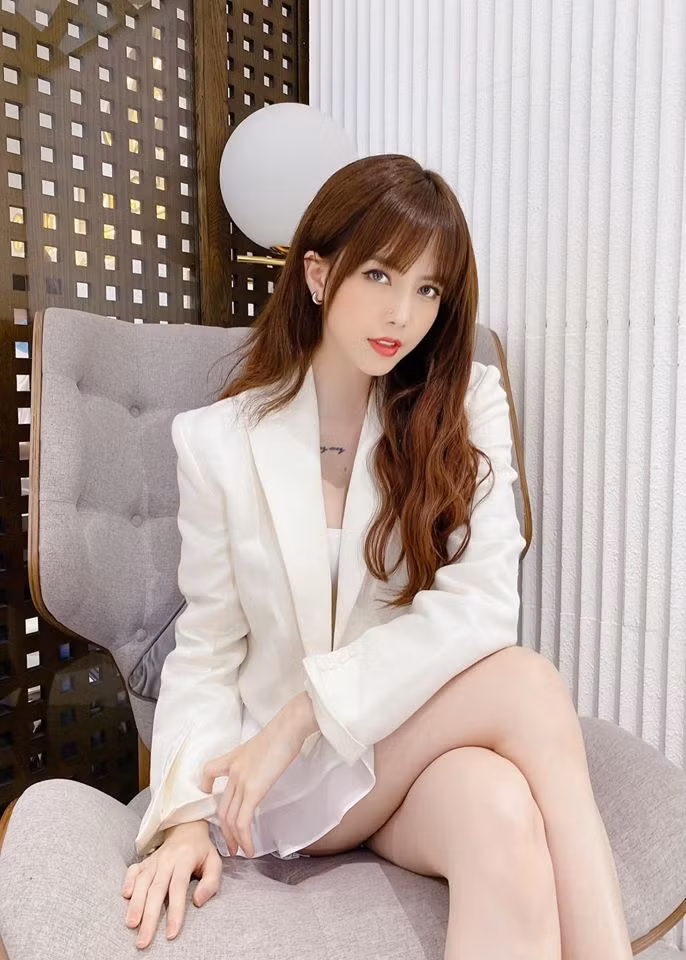 Thiều Bảo Trâm là một cô nàng cực kỳ có gu thời trang kịp xu hướng, không hề sai khi nói rằng người đẹp là một fashionista của giới trẻ Việt.