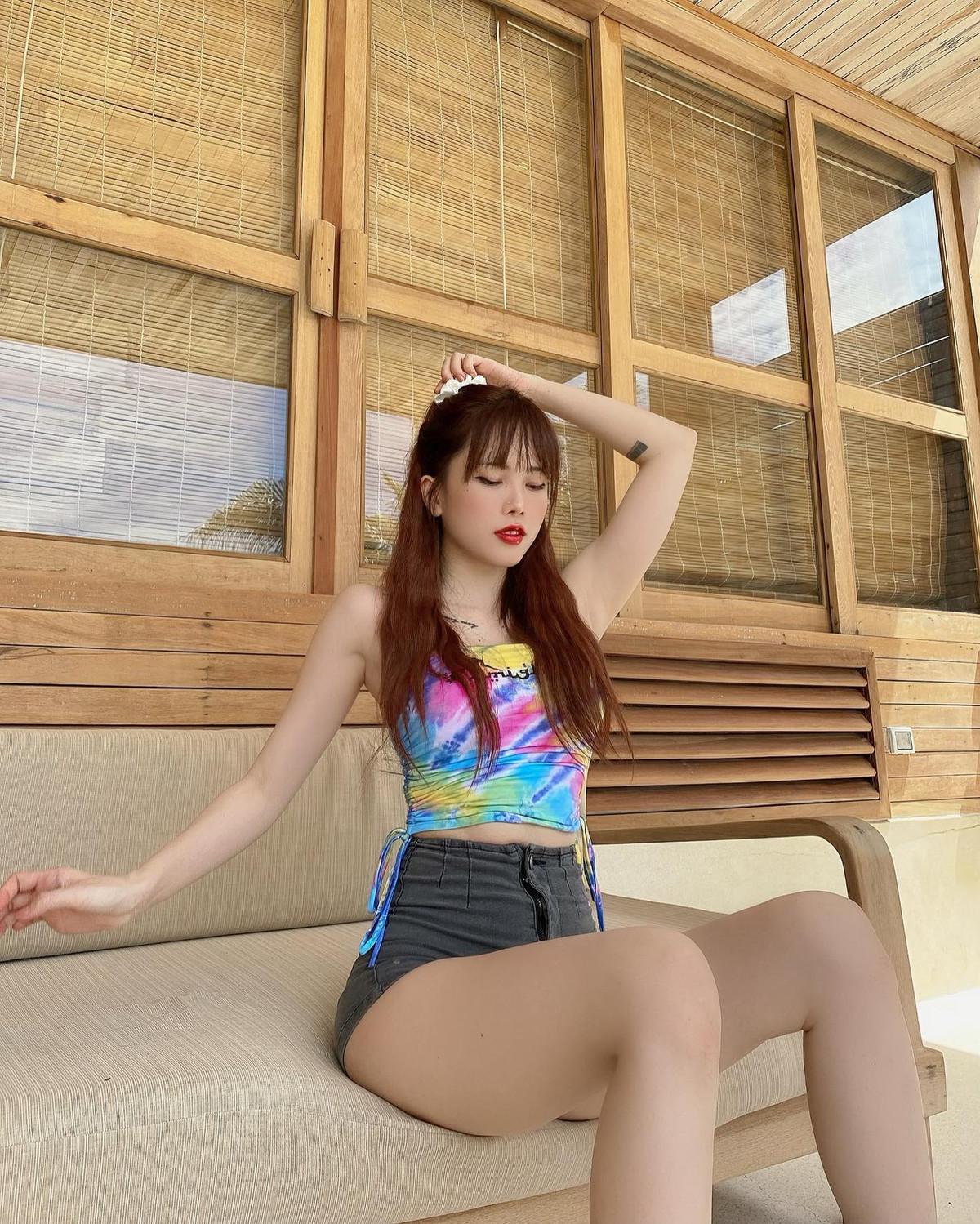 Có thể là do góc quay không chuẩn nên "người yêu tin đồn" Sơn Tùng mới bị "dìm" nhan sắc như thế.