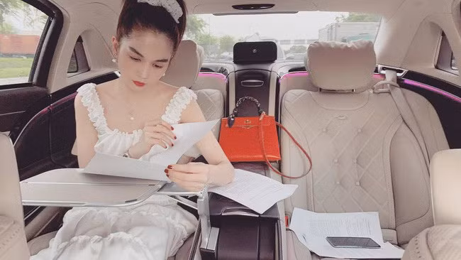 Ngay khi lên sóng, hình ảnh của Ngân 98 nhanh chóng thu hút sự quan tâm của cộng đồng mạng. Thay vì dành lời khen thì phần lớn dân tình mỉa mai cho rằng cô nàng đang muốn "copy" lại hình ảnh này của Ngọc Trinh.