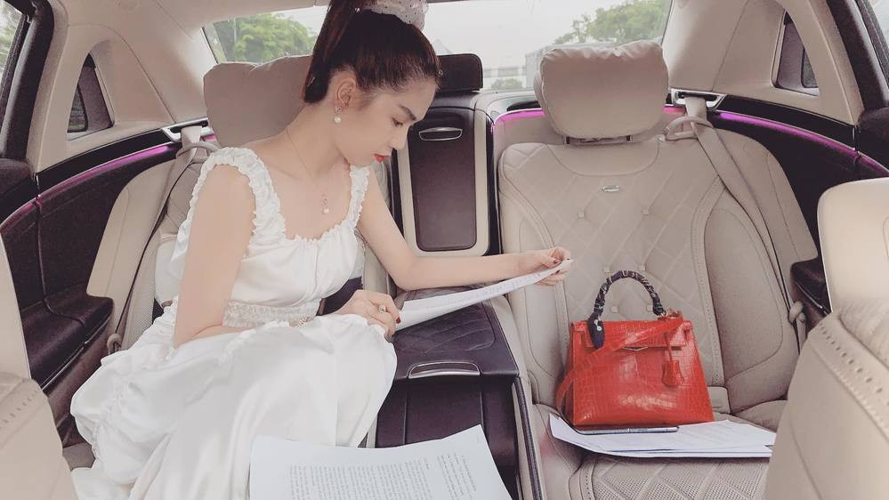 Trước đó, làm việc trong xe là phong cách thường thấy ở "nữ hoàng nội y" Ngọc Trinh.