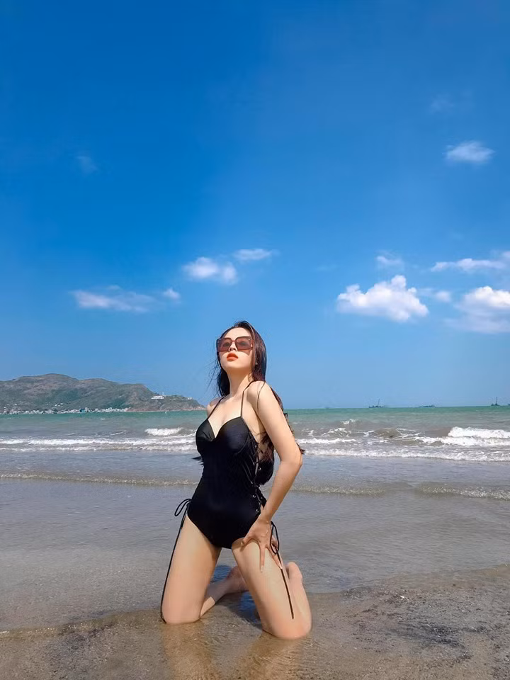 Trúc Lâm từng sở hữu ngoại hình mũm mĩm với cân nặng lên tới 70kg vào năm lớp 9 khi chỉ cao 1m60. Hiện tại cân nặng của cô nàng chỉ còn 49kg sau khi giảm 21kg.