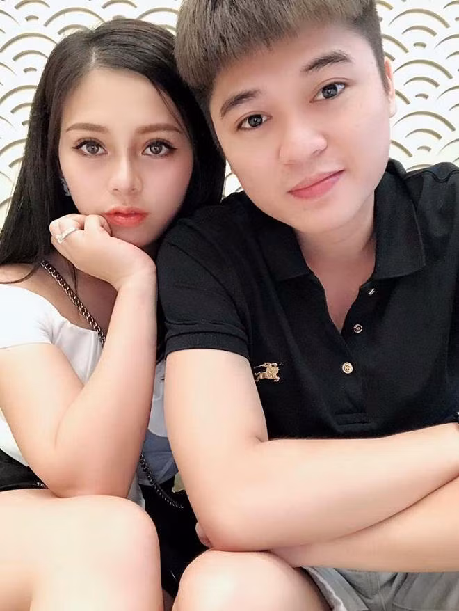 Nhờ công việc kinh doanh thuận lợi nên cặp đôi này thường xuyên đăng tải hình ảnh check-in sang chảnh bên xế hộp tiền tỷ, không gian sống rộng rãi.