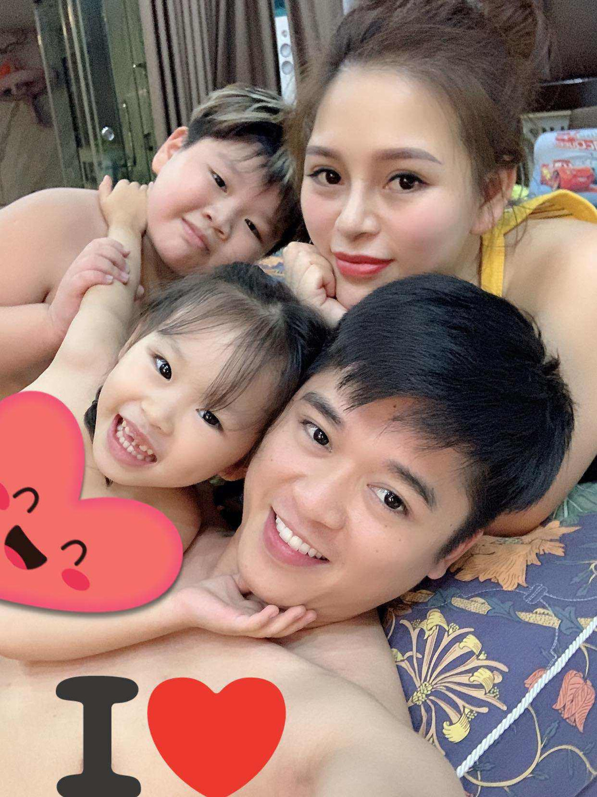 Dù có đám cưới tiền tỷ cực hoành tráng, thế nhưng sau đó cô dâu Thúy Trà trở lại cuộc sống giản dị là một bà mẹ hai con, tập trung nuôi dạy chúng và phát triển công việc chung của hai vợ chồng.