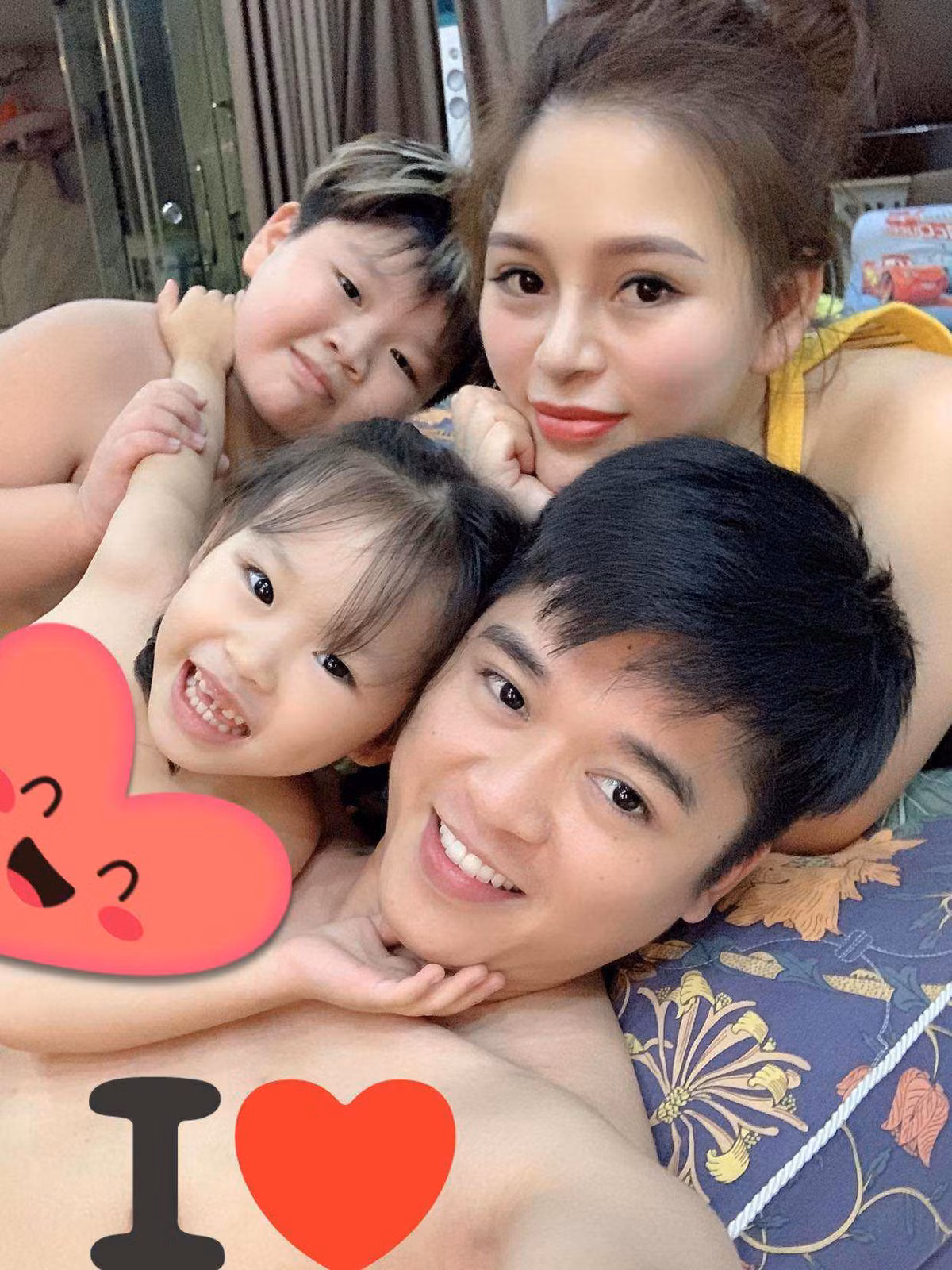 Dù có đám cưới tiền tỷ cực hoành tráng, thế nhưng sau đó cô dâu Thúy Trà trở lại cuộc sống giản dị là một bà mẹ hai con, tập trung nuôi dạy chúng và phát triển công việc chung của hai vợ chồng.