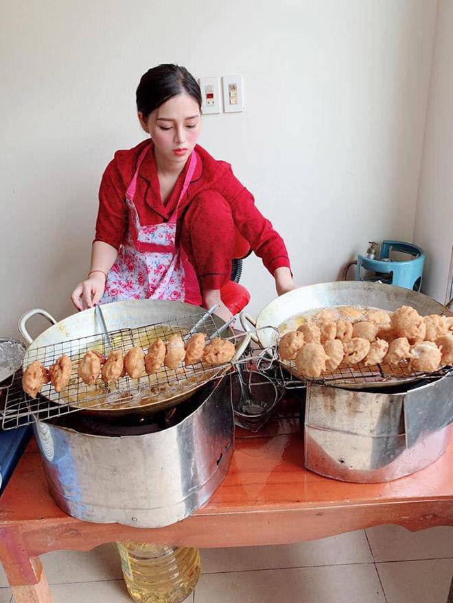 Thậm chí, nhiều dân mạng còn rất bất ngờ khi xuất hiện hình ảnh giản dị của hot girl đại gia đẹo tạp dề, mặc pijama, ngồi rán bánh cho cả gia đình thưởng thức. Người phụ nữ nổi tiếng ngày ấy với gia tài siêu "khủng"nhưng về đến nhà chỉ là bà nội trợ đơn thuần như bao người vợ khác.