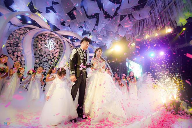 Cách đây 2 năm, đám cưới tiền tỷ của cặp đôi vợ chồng trẻ bỗng chốc trở thành hiện tượng mạng với số lượt đăng ký theo dõi tăng lên chóng mặt, mặc dù họ không phải người nổi tiếng hay "hot face".