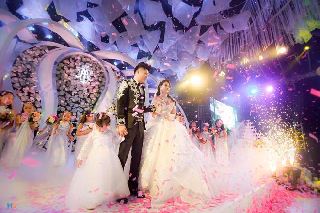 Cách đây 2 năm, đám cưới tiền tỷ của cặp đôi vợ chồng trẻ bỗng chốc trở thành hiện tượng mạng với số lượt đăng ký theo dõi tăng lên chóng mặt, mặc dù họ không phải người nổi tiếng hay "hot face".