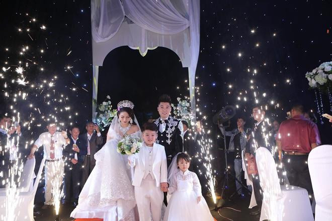Theo đó, có khoảng 1.000 khách được mời tham dự, tiệc cưới tổ chức trên khuôn viên 2.000m2, huy động đến 100 nhân công làm việc không ngừng nghỉ trong vòng 1 tuần để dựng rạp.