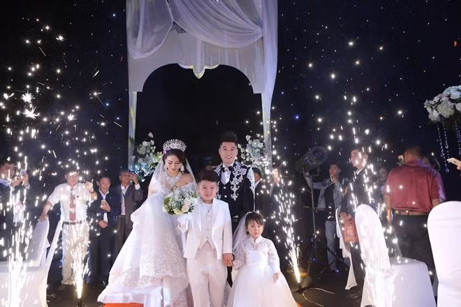 Theo đó, có khoảng 1.000 khách được mời tham dự, tiệc cưới tổ chức trên khuôn viên 2.000m2, huy động đến 100 nhân công làm việc không ngừng nghỉ trong vòng 1 tuần để dựng rạp.