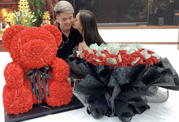 Chuyện tình yêu 13 năm bên nhau, có 2 con mới tính chuyện đám cưới nên cuộc sống hiện tại của gia đình này, nhất là bà mẹ hai con Thuý Trà càng khiến nhiều người tò mò.