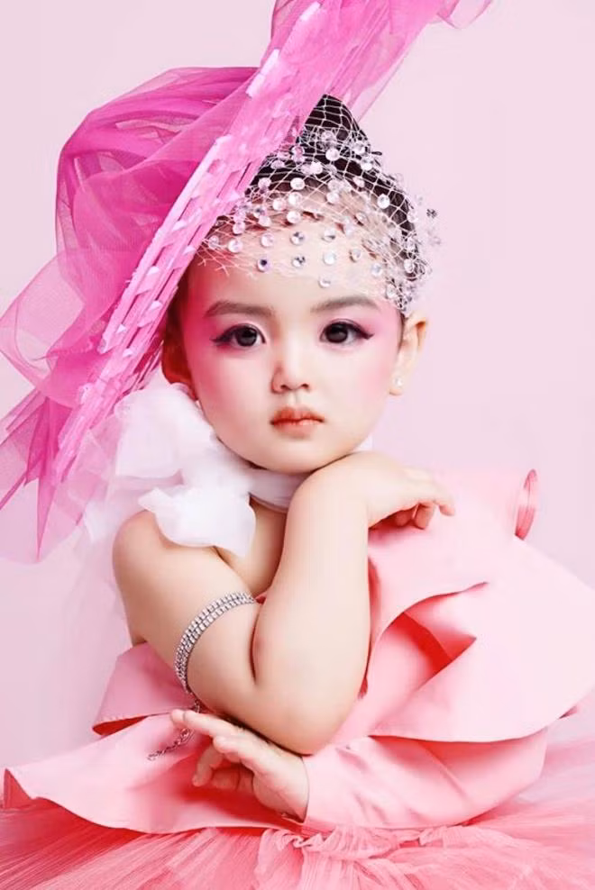 Lo danh tinh me nguoi mau nhi duoc nhieu nhan hang san don