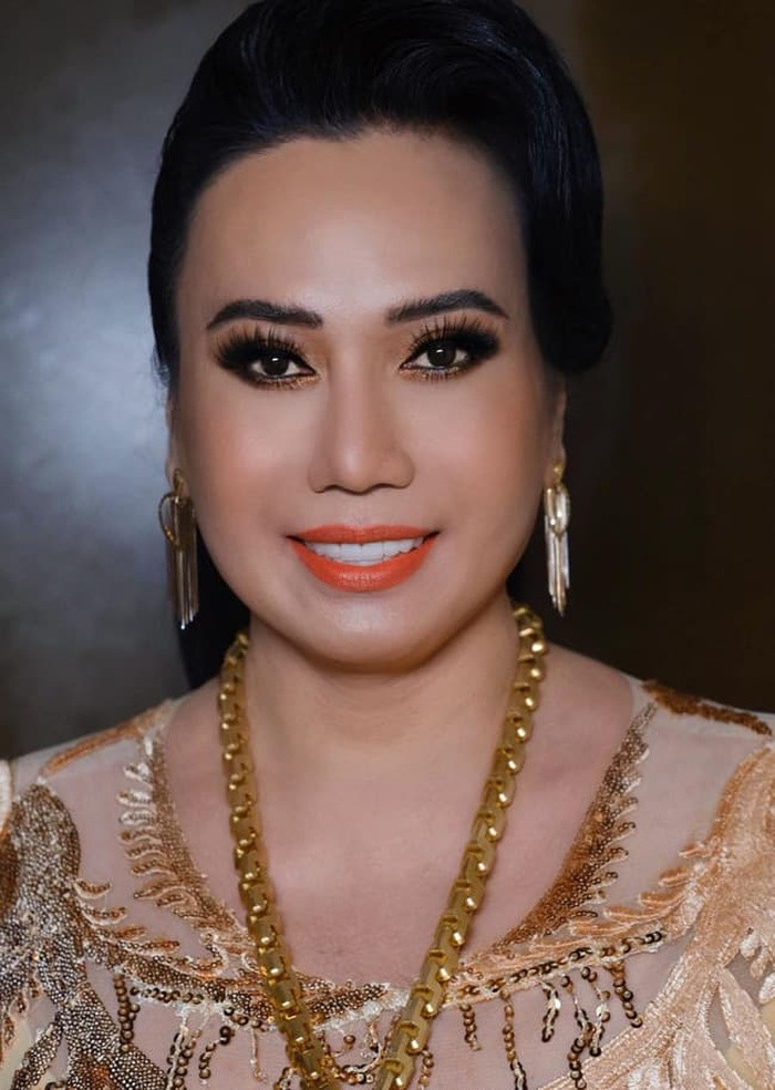 Cô nổi tiếng từ những livestream hài hước, chia sẻ về các vấn đề về cuộc sống xung quanh mình.