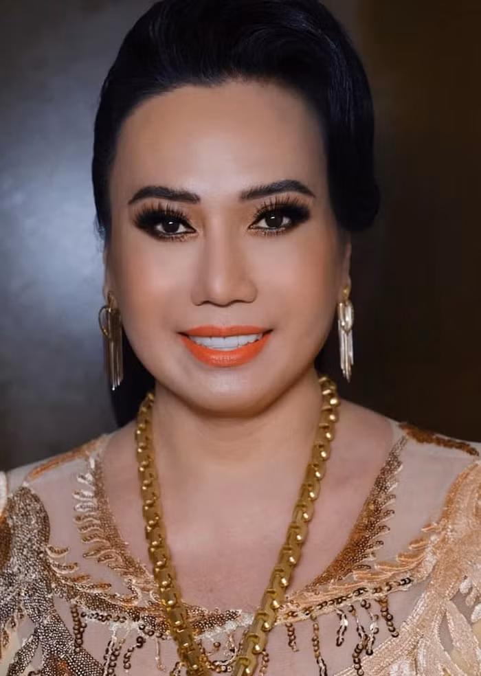 Cô nổi tiếng từ những livestream hài hước, chia sẻ về các vấn đề về cuộc sống xung quanh mình.