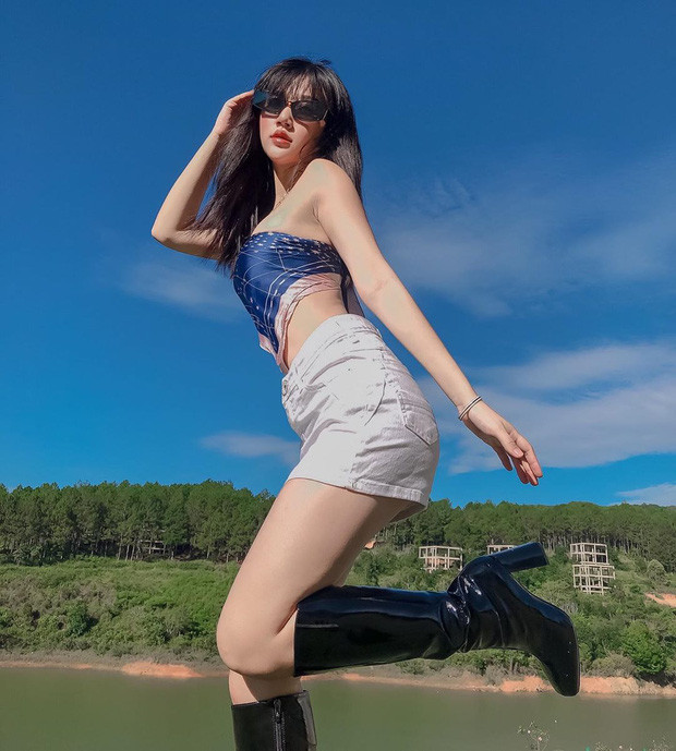 Không chỉ có hội hot girl Việt "đu trend" theo style buộc khăn làm áo, mà nhiều cô gái ở các nước khác cũng chọn item này để khoe vóc dáng. Mời quý độc giả đón xem thêm video Fashionista người Việt bị bắt vì “ám ảnh đồ hiệu” - Nguồn: VTC NOW