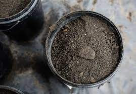 Đất hoặc đồ làm từ gốm: Chọn lựa lấy một ít cát khô sạch, cho vào một cái túi nhỏ (màu sắc tùy chọn) bỏ vào trong ví của mình và mang theo bên mình. Hoặc có thể lựa vòng tay bằng gốm nhỏ gọn, đẹp mắt, cất vào trong ví luân phiên với túi muối.