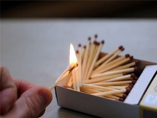 Mang theo bật lửa hoặc bao diêm: Sở dĩ những người mệnh Thổ nên để bật lửa hoặc bao diêm trong túi vì theo ngũ hành tương sinh thì Hỏa sinh Thổ, nôm na như mọi vật bị lửa thiêu rụi sẽ thấm vào đất, bồi dưỡng và làm cho đất thêm tốt tươi.