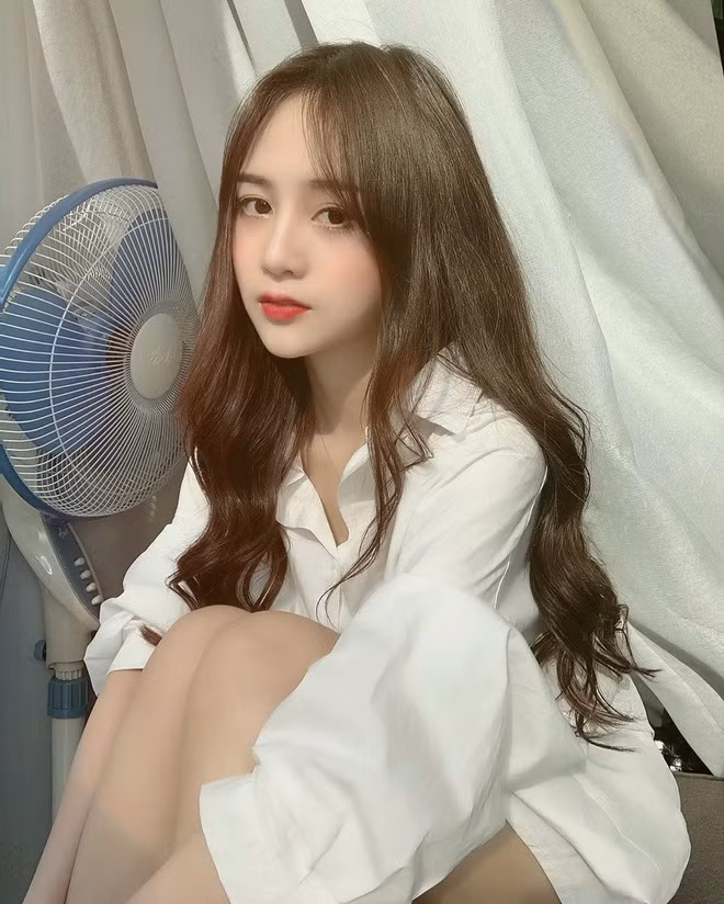 Cô nàng ngoài gây ấn tượng với gương mặt thanh tú, hot girl này còn xuất hiện với cương vị là đại diện nhiều nhãn hàng nổi tiếng.