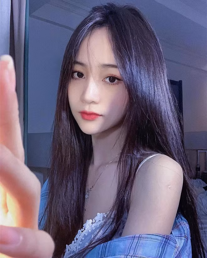 Công việc chính của Jani là một idol livestream kiêm mẫu ảnh tự do.