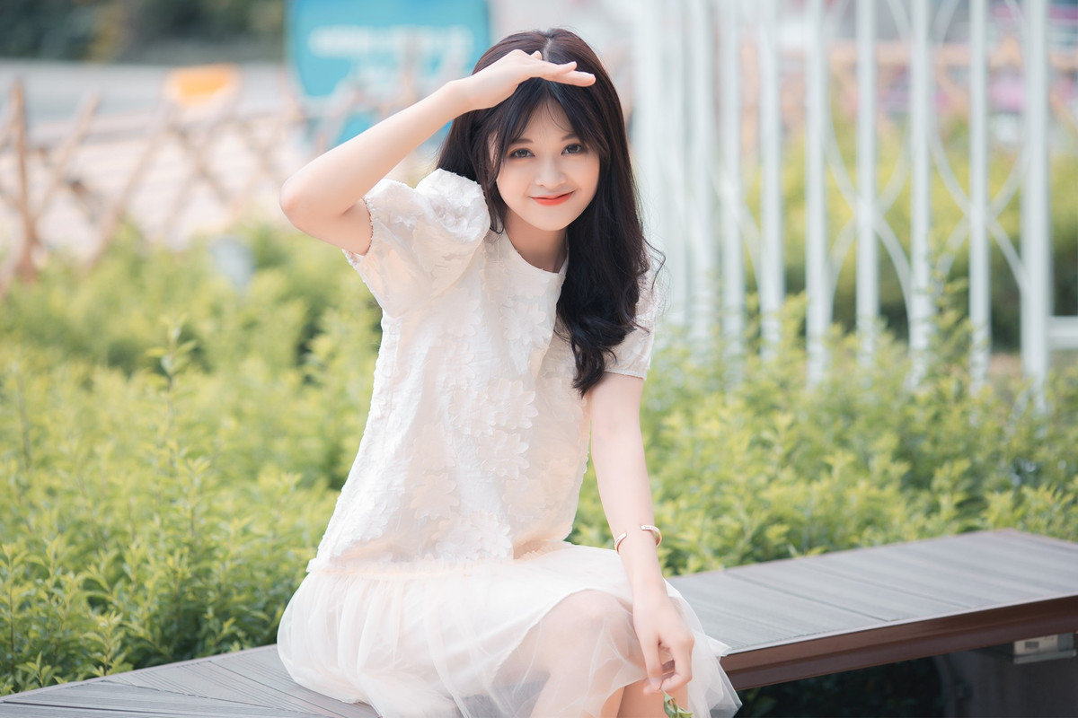 Nhắc đến Khánh Linh, bạn bè và thầy cô không khỏi tự hào bởi thành tích mà cô bạn đã phấn đấu đạt được. Đáng kể đến như từng giành được học bổng cho sinh viên có thành tích học tập tốt. Ngoài ra, cô bạn còn nhận được một số thành tích khác như: giải Nhì cuộc thi “Mặt trời đầu tiên” do khoa Văn học tổ chức, HCĐ Aerobic tỉnh Hải Dương.