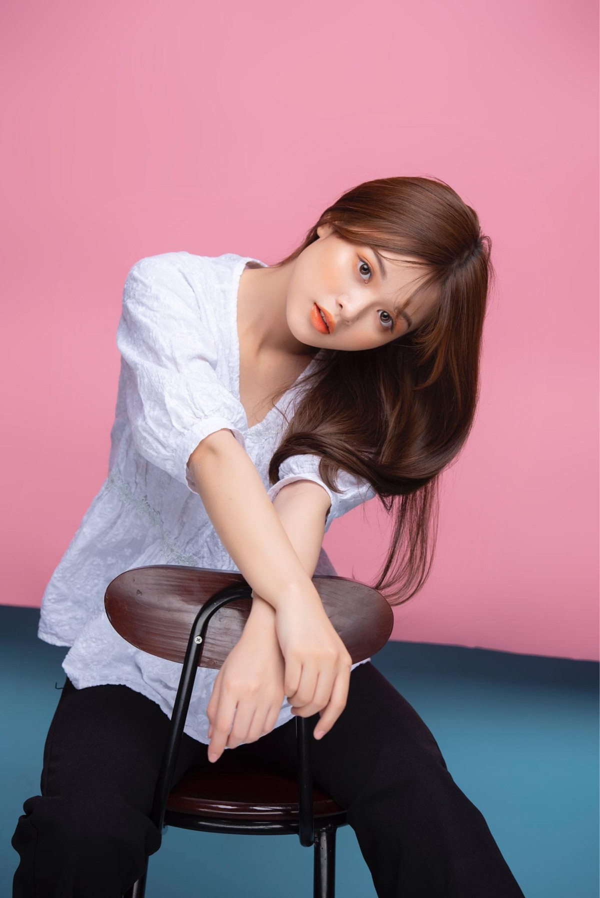 Linh cho biết thêm cô cũng là người khá tiết kiệm, không mua gì quá đắt đỏ. Khi gặp món đồ vượt quá khả năng tài chính, nữ sinh 10x coi đó là "mục tiêu", có động lực để cố gắng làm việc, sống tiết kiệm hơn.