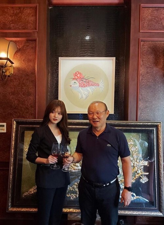 Khánh Linh trước đó từng được cộng đồng mạng truyền tay nhau bức ảnh chụp cùng HLV Park Hang Seo. Nhan sắc xinh đẹp cùng thần thái chuyên nghiệp khi đứng cạnh vị huấn luyện đáng kính khiến hot girl ĐH Nhân Văn ghi điểm tuyệt đối trong mắt nhiều người.