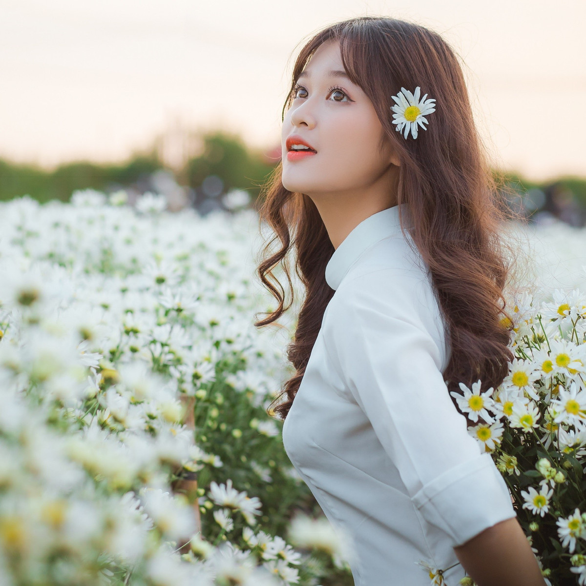 Khánh Linh cũng được biết đến với vai trò là một người mẫu ảnh. Theo chia sẻ của cô nàng, ban đầu cô quen một số nhiếp ảnh, chụp một vài bộ để lưu giữ kỷ niệm thanh xuân. Nhận được nhiều lời khen, nên Linh học thêm cách tạo dáng chuyên nghiệp hơn, sau đó có thu nhập từ công việc này.