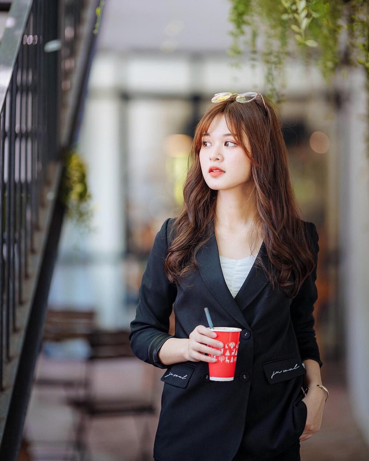  Nữ sinh 10x ngành Văn học tự đánh giá bản thân là người tự chủ, độc lập. Vì thế, ngay khi mới vào Đại học, cô bắt đầu làm thêm. Hiện, Khánh Linh làm nhân viên truyền thông của một công ty, mẫu ảnh và thử sức với vai trò biên kịch, biên tập.