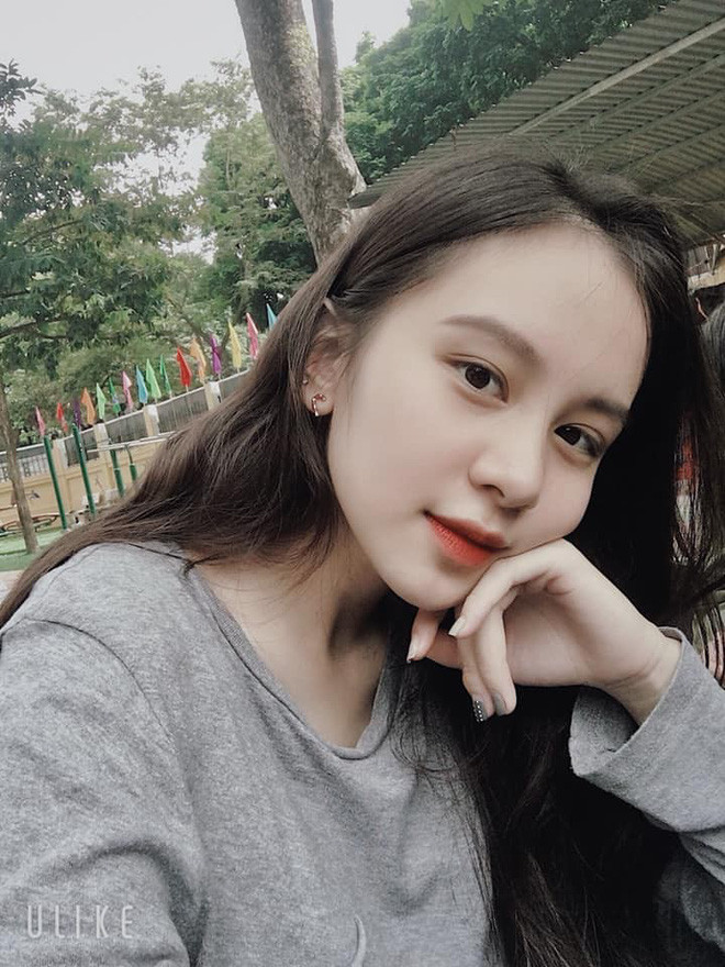 Ngay sau khoảnh khắc xuất thần được ghi lại, Mỹ Anh ngay lập tức gây sốt trên MXH, được cư dân mạng gọi với nhiều danh xưng: “Hotgirl áo dài trắng”, “cực phẩm trường Phan”, “nữ thần áo dài trắng”…