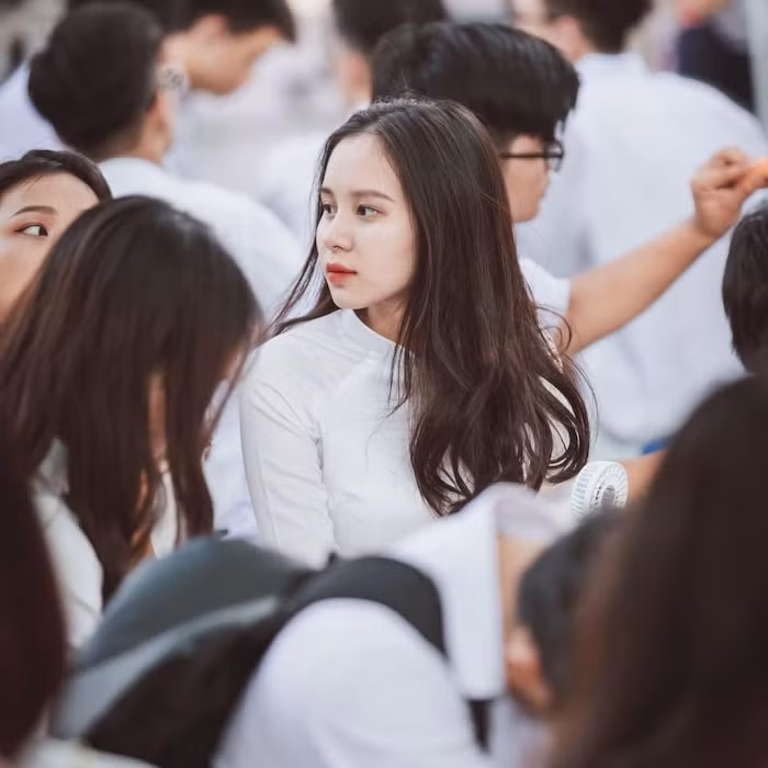 Không make up cầu kỳ, Mỹ Anh khiến bao chàng trai say đắm với vẻ đẹp đậm chất con gái Việt với tà áo dài.