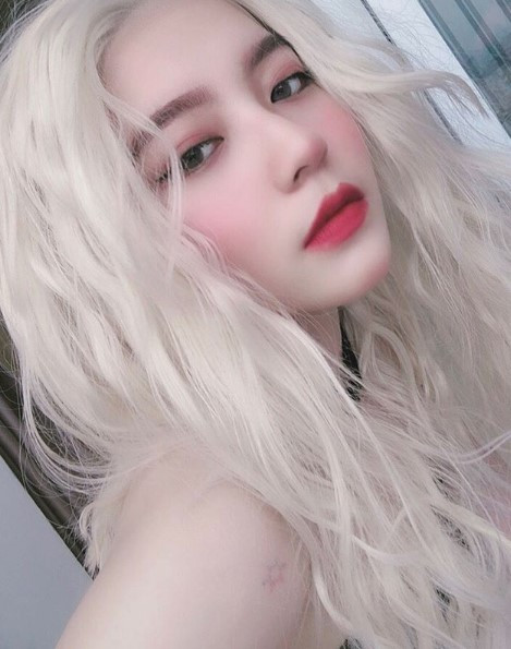 Cô nàng từng chia sẻ rằng cô ít khi makeup đậm, chủ yếu chỉ để mặt mộc, tự nhiên rồi thoa thêm một chút son đỏ.