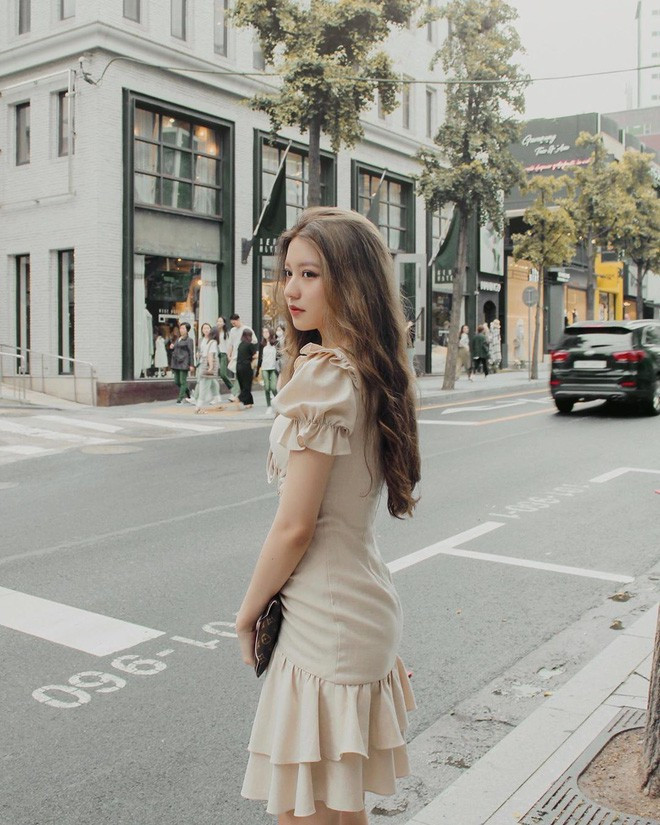 Bâu sở hữu gương mặt sắc sảo với chiếc mũi cực phẩm, chiều cao lý tưởng cùng vóc dáng rất nuột nà.