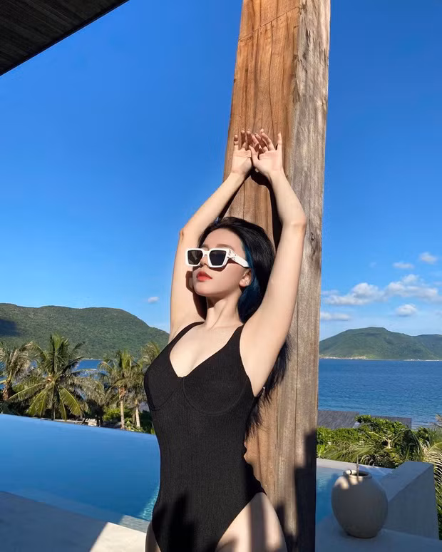 Mới đây, hot girl Bâu đã tiếp tục "chơi lớn" khi đăng tải những hình ảnh diện bikini khoe vòng nào ra vòng nấy trên Instagram cá nhân.