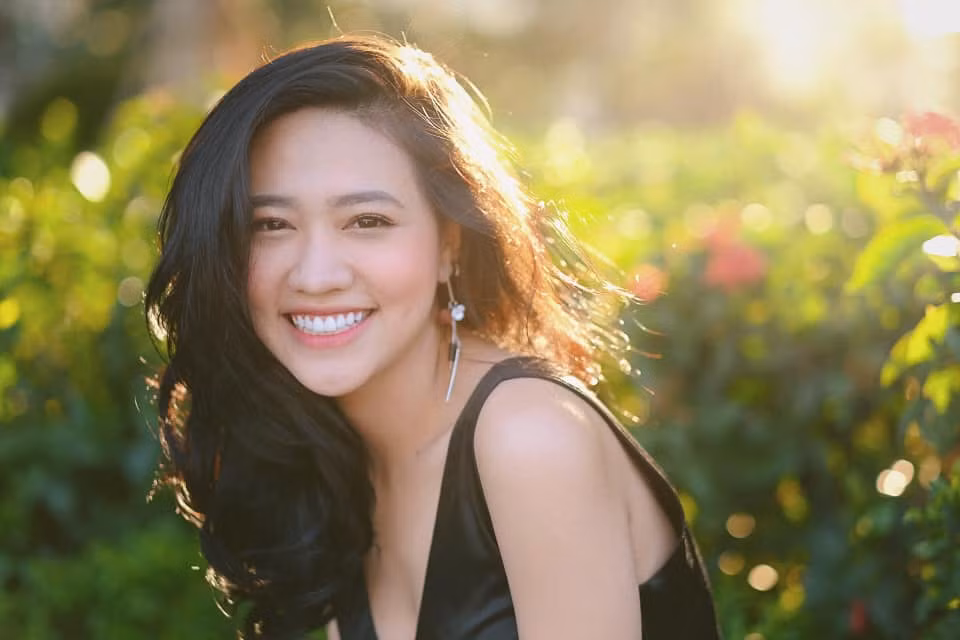 Ánh My sở hữu vóc dáng thon gọn, đôi mắt to tròn, và đặc biệt là mái tóc đen dài rất cuốn hút.