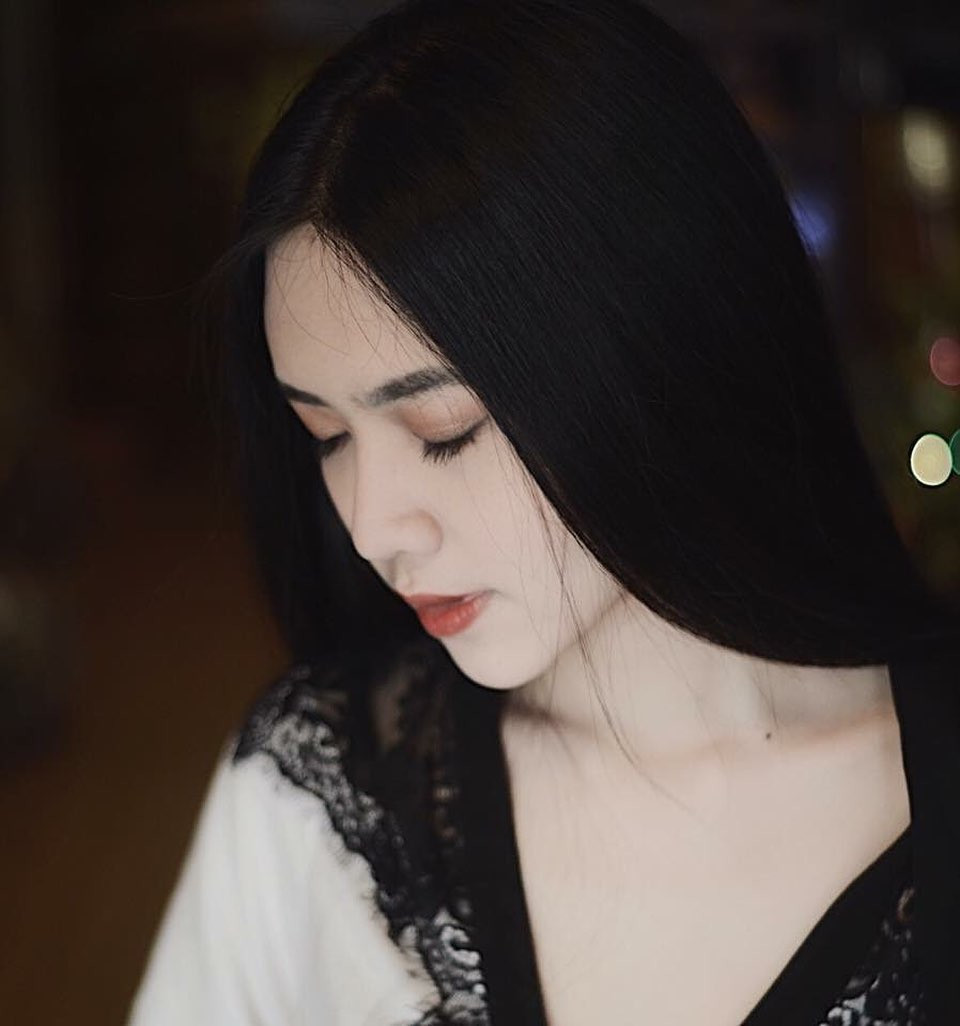 Ánh My sở hữu vóc dáng thon gọn, góc nghiêng sắc sảo, và đặc biệt là mái tóc đen dài rất cuốn hút.