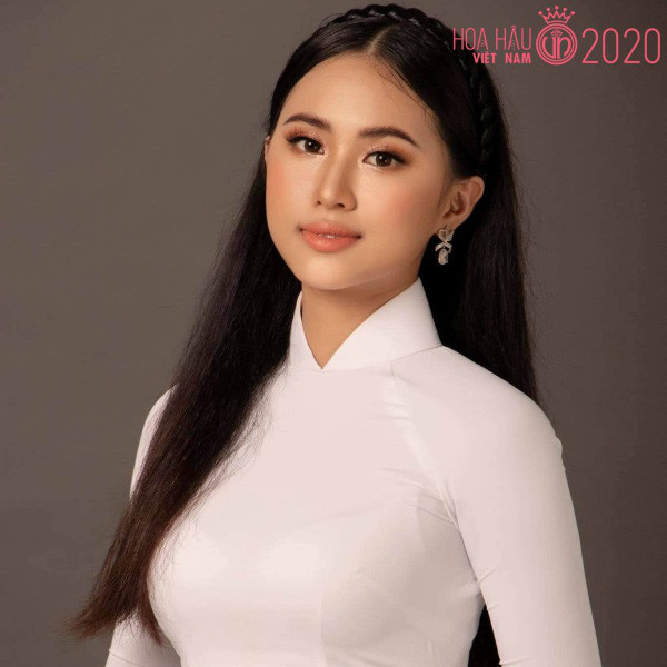 Đó là thí sinh có tên Phù Bảo Nghi (sinh năm 2001, tại An Giang) từng tốt nghiệp cấp 3 tại American International School. Cô được dân mạng khen ngợi cả về vóc dáng lẫn thành tích học tập "không phải dạng vừa". Người đẹp 19 tuổi sở hữu chiều cao 1m72, cân nặng 55kg và số đo 3 vòng gợi cảm lần lượt là 86-66-97 cm.