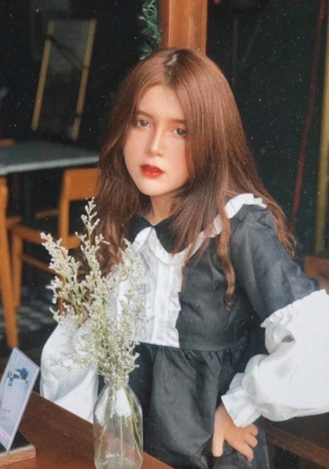 Từ thường xuyên ăn vặt, uống trà sữa hàng ngày, Trang bắt đầu lên kế hoạch chi tiết để giảm cân nhờ sự động viên của mẹ. Thiếu nữ nỗ lực tập gym cũng như áp dụng chế độ ăn kiêng nghiêm ngặt. Hiện, sau khi giảm được 25 kg mỡ thừa, cô gái 18 tuổi trở nên tự tin và tươi tắn hơn.