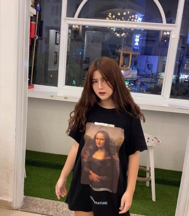 “Để giảm cân, mình vừa đến phòng gym, vừa tập luyện tại nhà. Mình thường tập cardio và chạy bộ tại phòng tập, còn ở nhà thì mặc áo mưa rồi nhảy dây. Nhiều lúc mệt hay đêm đói không ngủ được mình lại ngồi khóc. Nhưng rồi mình tự động viên bản thân cố gắng, không để công sức, sự động viên của mẹ uổng phí", Trang nói.