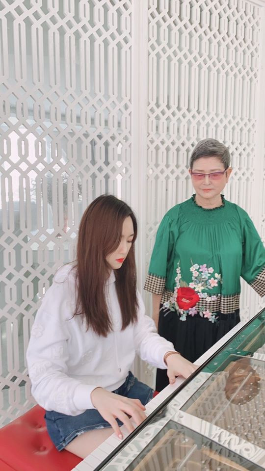 Dù thanh thế của Anh Sa ít được tiết lộ nhưng từ lâu, ở cô gái này đã toát lên nét quý phái, sang trọng, đẳng cấp của một "út cưng" lớn lên trong nhung lụa.