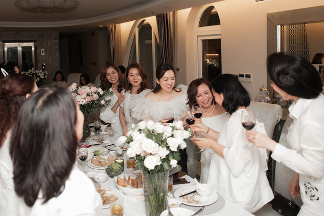 Là một nhân vật ít xuất hiện trước công chúng, mới đây tiểu thư Anh Sa khiến nhiều người thốt lên vì vẻ đẹp quá kiều diễm của cô nàng trong bữa tiệc sinh nhật.