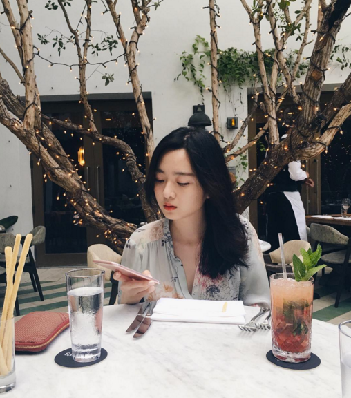 Cô có phong cách thời trang sành điệu và rất biết ăn diện cho các bữa tiệc.