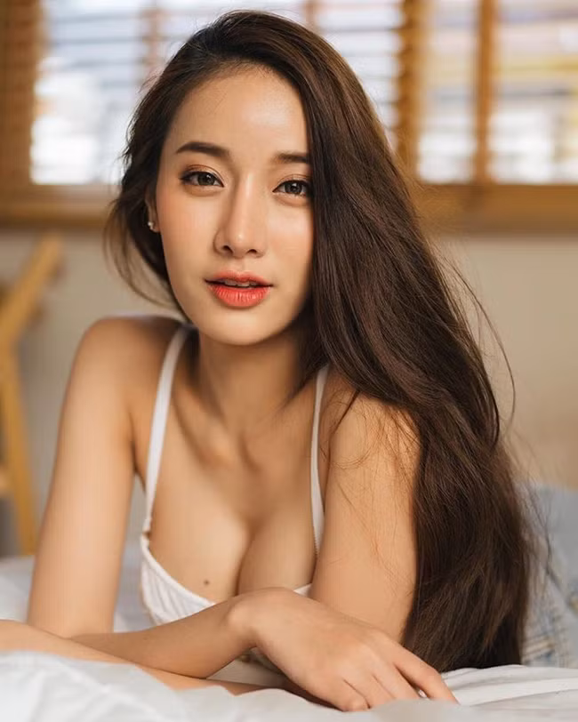 Pichana cuốn hút người nhìn với làn da trắng như bông bưởi.